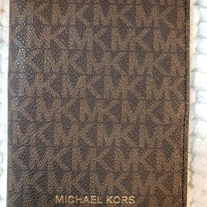 Michael Kors MK passport wallet. ✈️